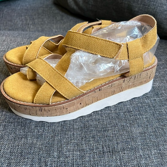 Mi.iM brand mustard color platform/Sarah Style Strappy Sandal size 7.5 NWT - Picture 2 of 5